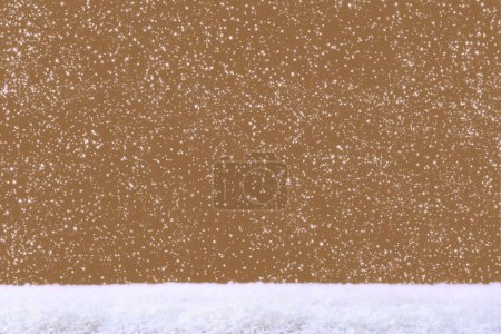 Foto de Fondo navideño con nieve blanca aislada sobre marrón - Imagen libre de derechos