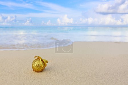 Foto de Feliz bola de Navidad en la arena blanca del Caribe. - Imagen libre de derechos
