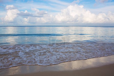 Téléchargez les photos : Belle plage tropicale avec ciel bleu et nuages blancs. Espace de copie du concept de voyage d'affaires de vacances. - en image libre de droit