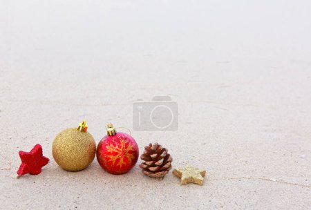 Foto de Feliz Navidad bolas y decoraciones en la blanca arena del Caribe. - Imagen libre de derechos
