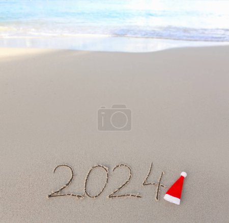 Foto de Feliz Año Nuevo 2024 texto en la playa del mar. - Imagen libre de derechos