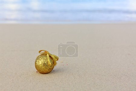 Foto de Feliz bola de Navidad en la arena blanca del Caribe. - Imagen libre de derechos