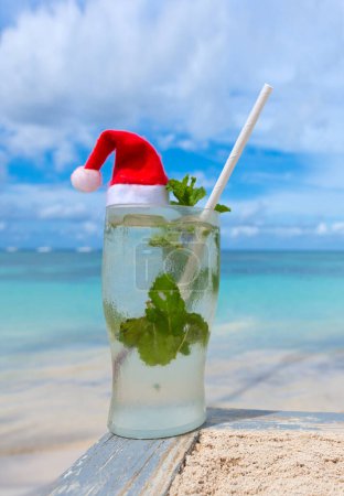 Téléchargez les photos : Cocktail de plage avec Santa Hat sur la plage des Caraïbes. - en image libre de droit