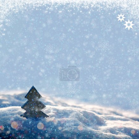 Foto de Abeto de madera aislado sobre nieve blanca. Fondo de Navidad. - Imagen libre de derechos