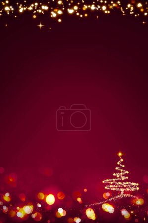 Téléchargez les photos : Arbre de Noël avec lumières isolées sur fond de ciel rouge. - en image libre de droit