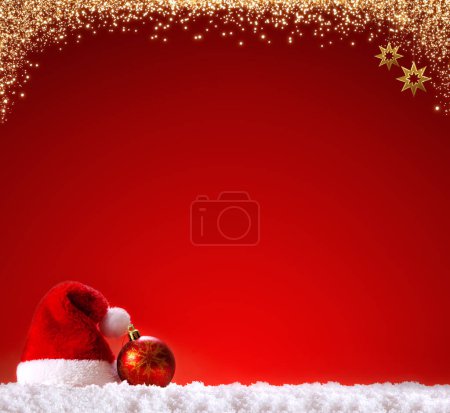 Foto de Sombrero de Santa aislado sobre fondo rojo. Fondo de Navidad . - Imagen libre de derechos