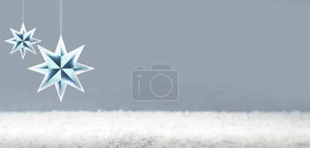 Foto de Fondo de invierno con nieve blanca y estrellas plateadas aisladas . - Imagen libre de derechos