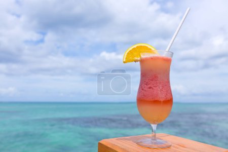 Foto de Cóctel de playa con limón en la playa del Caribe. - Imagen libre de derechos