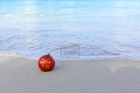 Téléchargez les photos : Joyeux Noël boule sur le sable blanc des Caraïbes. - en image libre de droit