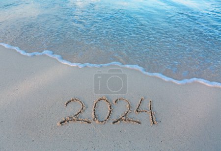 Téléchargez les photos : Bonne année 2024 texte sur la plage de la mer. Inscription manuscrite 2024 sur belle plage de sable blanc - en image libre de droit