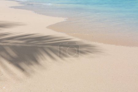 Foto de Suave ola de océano azul en la playa de arena del Caribe. - Imagen libre de derechos