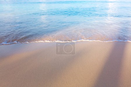 Téléchargez les photos : Douce vague d'océan bleu sur la plage de sable des Caraïbes. - en image libre de droit
