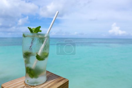 Foto de Cóctel de playa con paja en la playa del Caribe. - Imagen libre de derechos