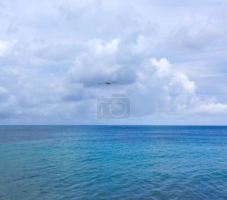 Foto de Suave ola de azul en el mar Caribe. Concepto de viaje. - Imagen libre de derechos