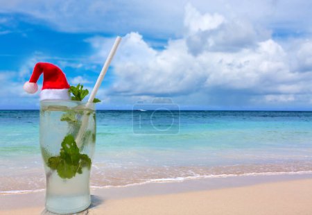 Téléchargez les photos : Cocktail de plage avec Santa Hat sur la plage des Caraïbes. - en image libre de droit