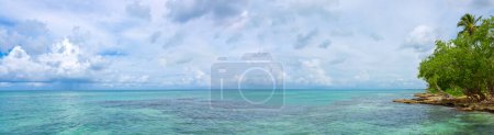 Foto de Panorama de playa tropical y agua azul turquesa. Fondo de viaje - Imagen libre de derechos