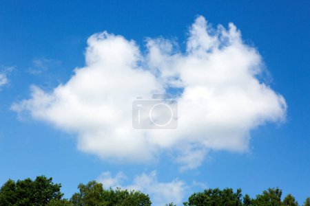 Téléchargez les photos : Ciel bleu d'été avec nuages blancs et lumière du soleil. - en image libre de droit