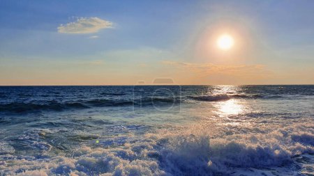 Téléchargez les photos : Mer avec coucher de soleil ciel et soleil .Horizon sur l'eau. - en image libre de droit