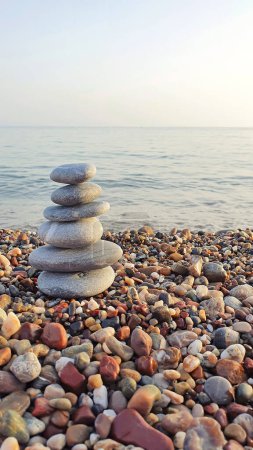 Téléchargez les photos : Spa pierres équilibre sur le sable de la plage. - en image libre de droit