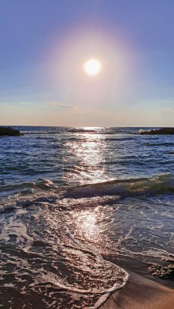 Téléchargez les photos : Mer avec coucher de soleil ciel et soleil .Horizon sur l'eau. - en image libre de droit
