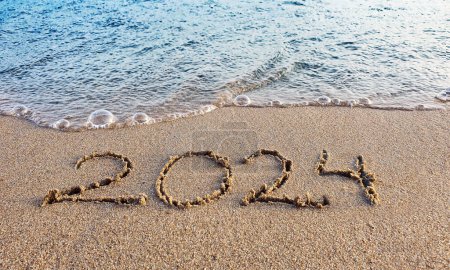 Foto de Feliz Año Nuevo 2023 texto en la playa del mar. Inscripción manuscrita 2023 en la hermosa playa de arena dorada - Imagen libre de derechos