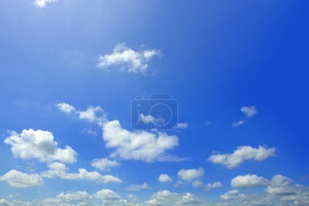 Téléchargez les photos : Ciel bleu d'été avec nuages blancs et lumière du soleil. - en image libre de droit