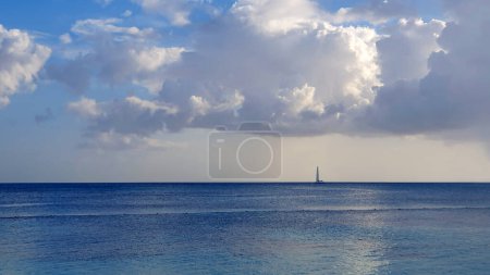 Téléchargez les photos : Douce vague d'océan bleu sur la plage des Caraïbes. Concept de fond de voyage. - en image libre de droit