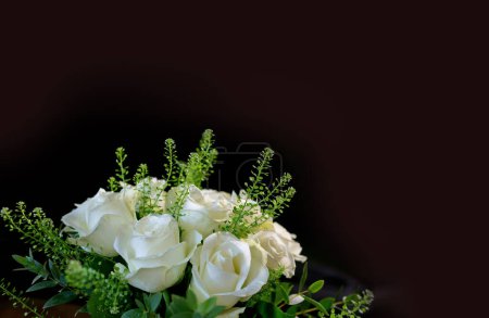 Foto de Las rosas blancas de la boda se cierran aisladas sobre fondo negro . - Imagen libre de derechos