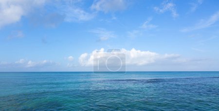 Foto de Suave ola de océano azul en la playa del Caribe. Concepto de viaje. - Imagen libre de derechos