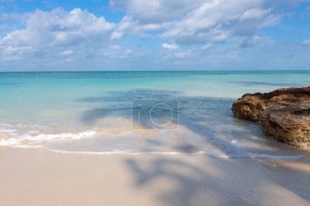 Foto de Hermosa playa tropical con cielo azul y nubes blancas. Copia del espacio de vacaciones concepto de viajes de negocios. - Imagen libre de derechos