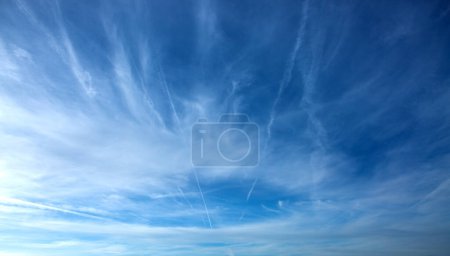 Téléchargez les photos : Ciel bleu d'été avec nuages pelucheux et fond bleu ciel. - en image libre de droit