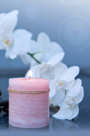 Foto de Flores de orquídea blanca y piedras de spa sobre un fondo gris . - Imagen libre de derechos