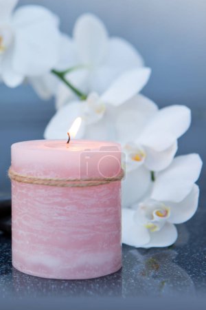 Foto de Flores de orquídea blanca y piedras de spa sobre un fondo gris . - Imagen libre de derechos