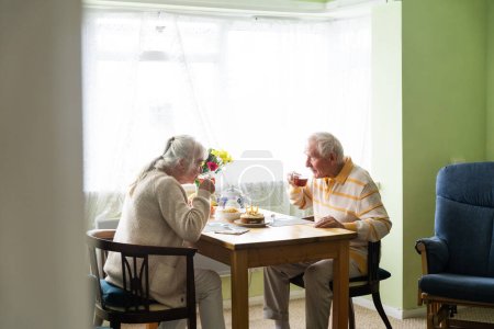 Foto de Feliz pareja de ancianos en casa - Imagen libre de derechos