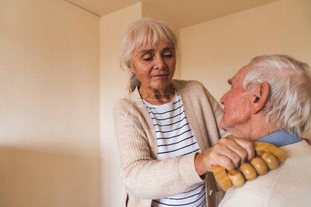 La vie à la maison de retraite. Heureux seniors sur leur routine à la maison. Physiothérapie, massage du dos.