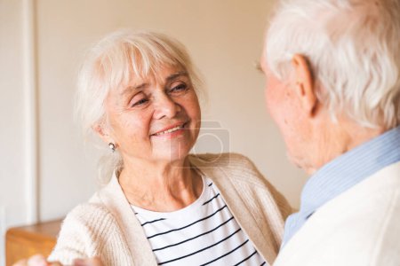 Téléchargez les photos : La vie à la maison de retraite. Portrait d'une personne âgée heureuse sur sa routine à la maison. - en image libre de droit