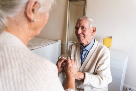 Téléchargez les photos : La vie à la maison de retraite. Heureux seniors sur leur routine à la maison. - en image libre de droit