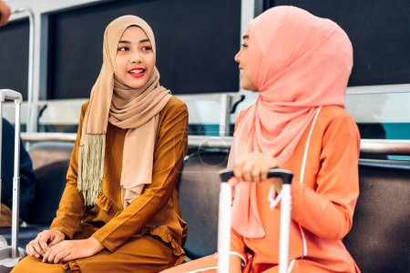 Photo pour Deux jeunes femmes musulmanes asiatiques appréciant le shopping et s'amusant à parler ensemble dans la boutique au magasin de mode - image libre de droit