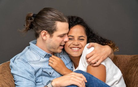 Téléchargez les photos : Romantique jeune couple heureux caucasien homme et afro-américaine femme sourire et s'amuser ensemble dans la Saint-Valentin sur fond noir - en image libre de droit