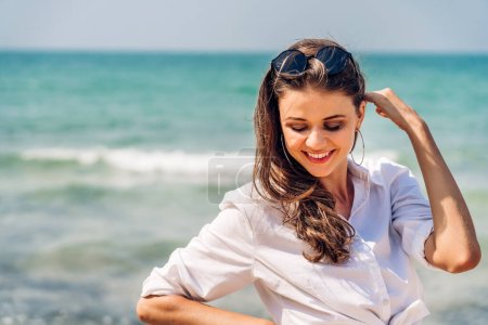 Téléchargez les photos : Portrait de femme de mode souriante détente sur la plage tropicale.Joyeux jeune belle fille profiter et s'amuser sur l'île tropicale.Vacances d'été et Voyage - en image libre de droit