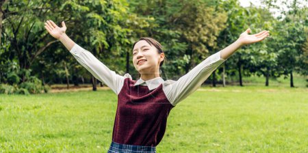 Téléchargez les photos : Sourire de joyeux belle femme asiatique debout étirer ses bras se détendre et profiter avec la nature fraîche air.asia beauté - en image libre de droit