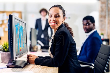Téléchargez les photos : Jeune femme africaine noire se détendre en utilisant l'ordinateur de travail et idée de démarrage au bureau.Jeune femme africaine créative de travail et de regarder camara smart en ligne à l'entreprise de bureau - en image libre de droit