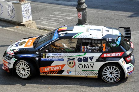 Téléchargez les photos : Le pilote Simone Tempestini et son co-pilote Sergiu Itu à bord de leur Skoda Fabia Rally 2 Evo, lors de l'étape Colle San Maro Roccasecca de la 10 édition du Championnat d'Europe FIA des Rallyes "Rally di Roma Capitale" qui a eu lieu dans le - en image libre de droit
