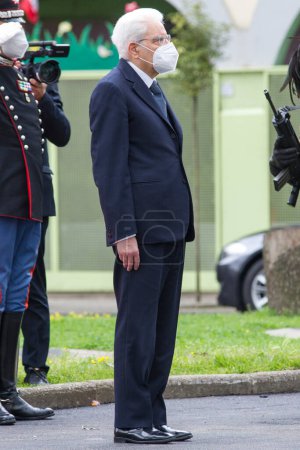 Foto de Sergio Mattarella Presidente de la República Italiana, en Acerra (NA) con motivo del 77º aniversario de la Liberación, que se celebra cada año el 25 de abril. Acerra, Italia, 25 de abril de 2022. - Imagen libre de derechos