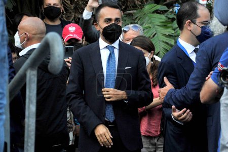 Téléchargez les photos : Luigi Di Maio ministre des Affaires étrangères, lors de la clôture de la campagne électorale en soutien au candidat au maire Gaetano Mafagara, qui a eu lieu sur la Piazza Dante à Naples. - en image libre de droit