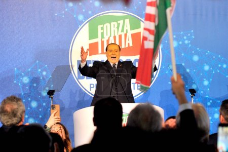 Photo pour Silvio Berlusconi Ancien président du Conseil des ministres de la République italienne, lors de la fête Forza Italia "Italie du futur, la force d'union" qui s'est tenue au Palacongressi de la Mostra dOltremare à Naples. - image libre de droit
