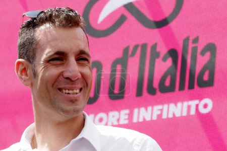 Foto de Vincenzo Nibali es un antiguo ciclista italiano, durante la sexta etapa del Giro de Italia con salida y llegada a Nápoles. - Imagen libre de derechos