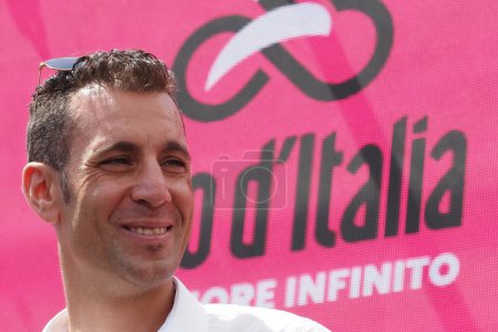 Foto de Vincenzo Nibali es un antiguo ciclista italiano, durante la sexta etapa del Giro de Italia con salida y llegada a Nápoles. - Imagen libre de derechos
