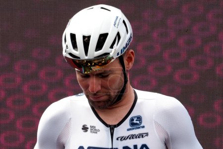 Foto de Mark Simon Cavendish es un ciclista de carretera británico que monta para el Astana Qazaqstan Team, durante la sexta etapa del Giro de Italia con salida y llegada a Nápoles. - Imagen libre de derechos