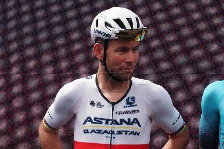 Foto de Mark Simon Cavendish es un ciclista de carretera británico que monta para el Astana Qazaqstan Team, durante la sexta etapa del Giro de Italia con salida y llegada a Nápoles.. - Imagen libre de derechos